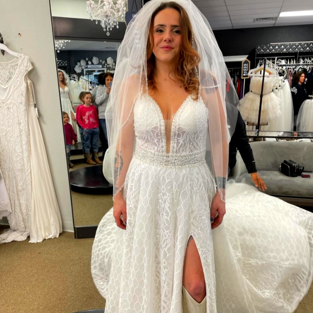 Elegant White Lace Wedding Dress with Veil